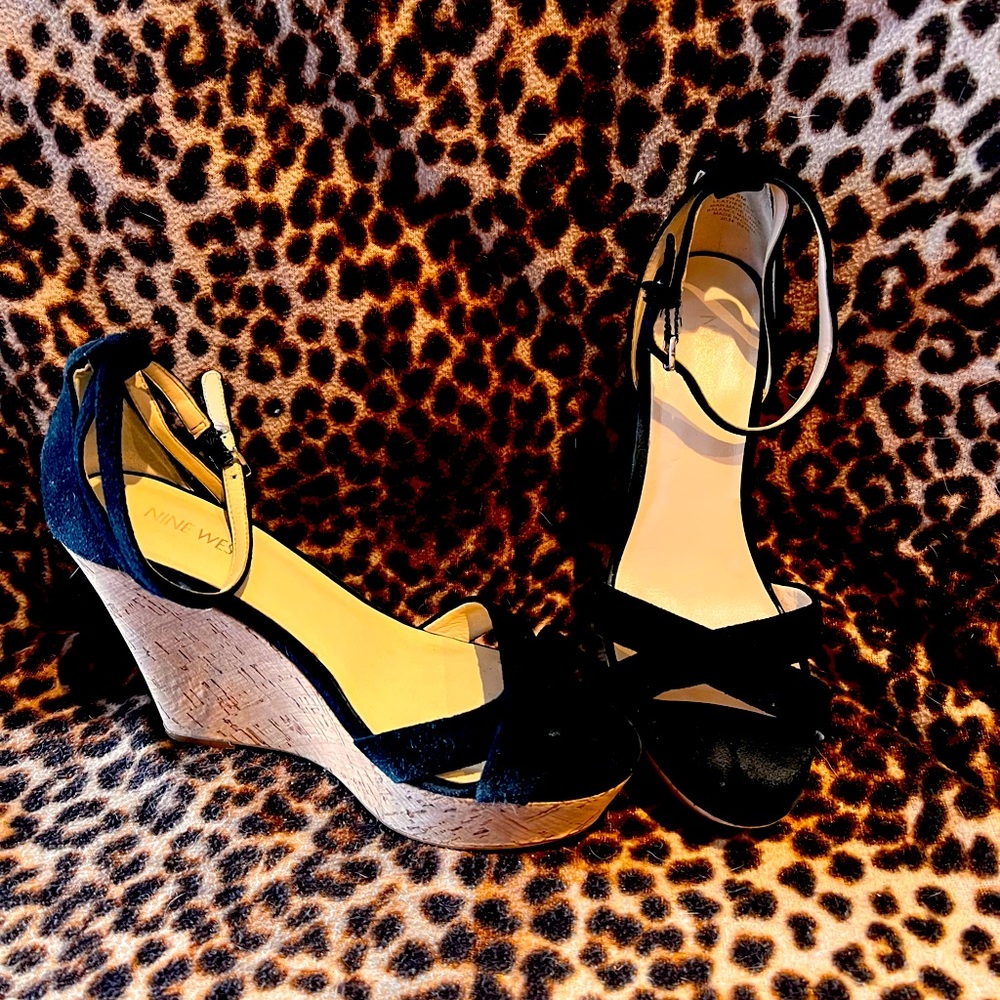 Nine West high heel velvet wedge size 8 used
